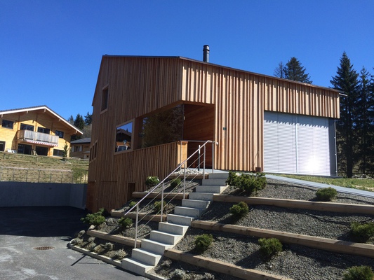 Chalet et mur de soutènement à Lens